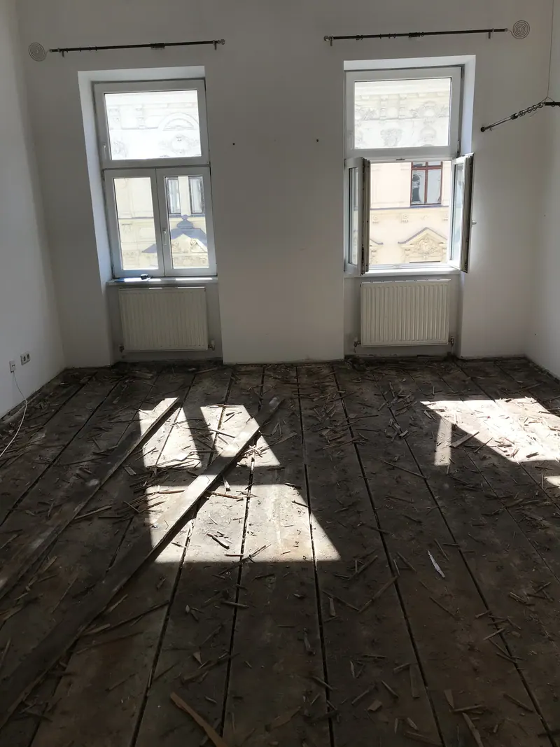 Freigeräumter Dachboden mit alten Dielen