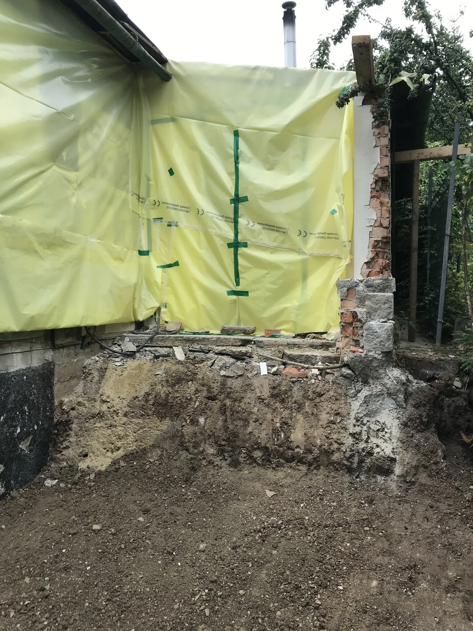 Geräumte Fläche nach der Entrümpelung in Niederösterreich
