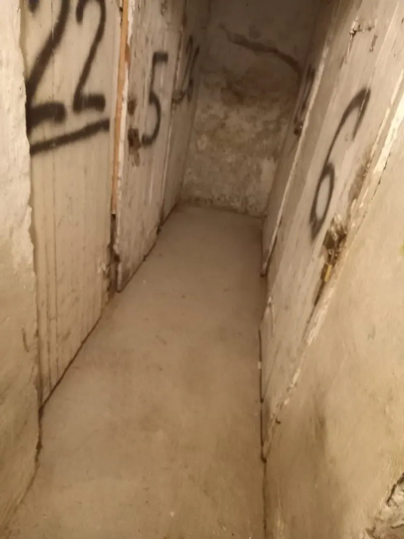 Dasselbe Kellerabteil nach der Entrümpelung, besenrein