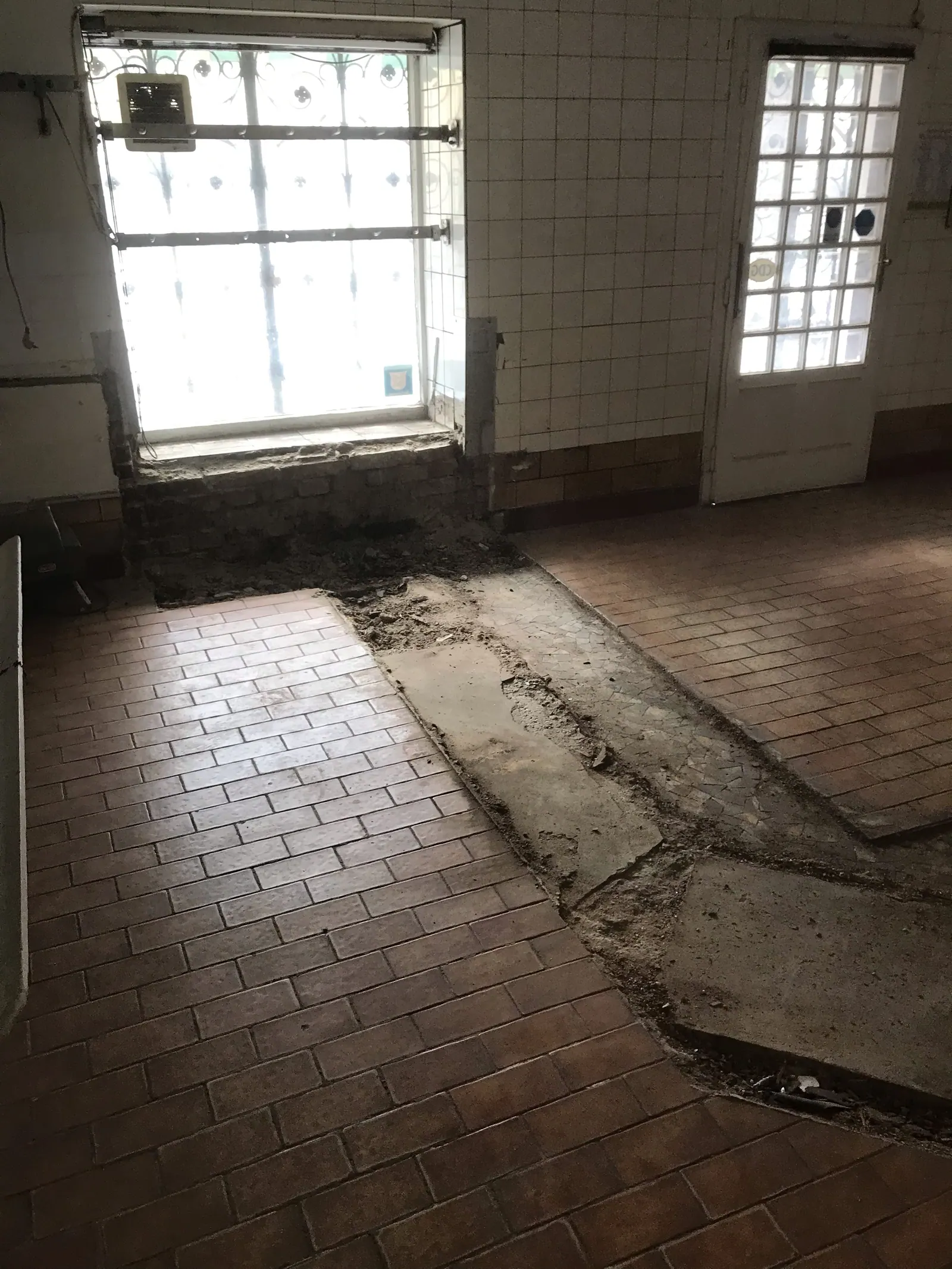 Entrümpelter Raum vor der Sanierung