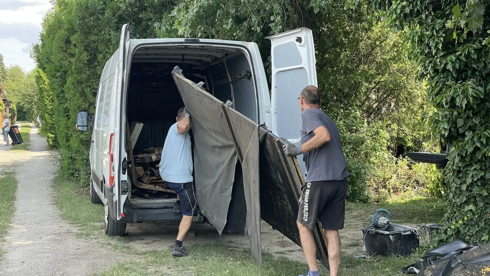 Team beim Abtransport von Sperrgut
