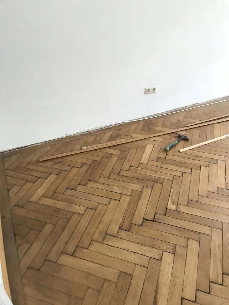 Entrümpelte Altbauwohnung mit freiem Parkettboden